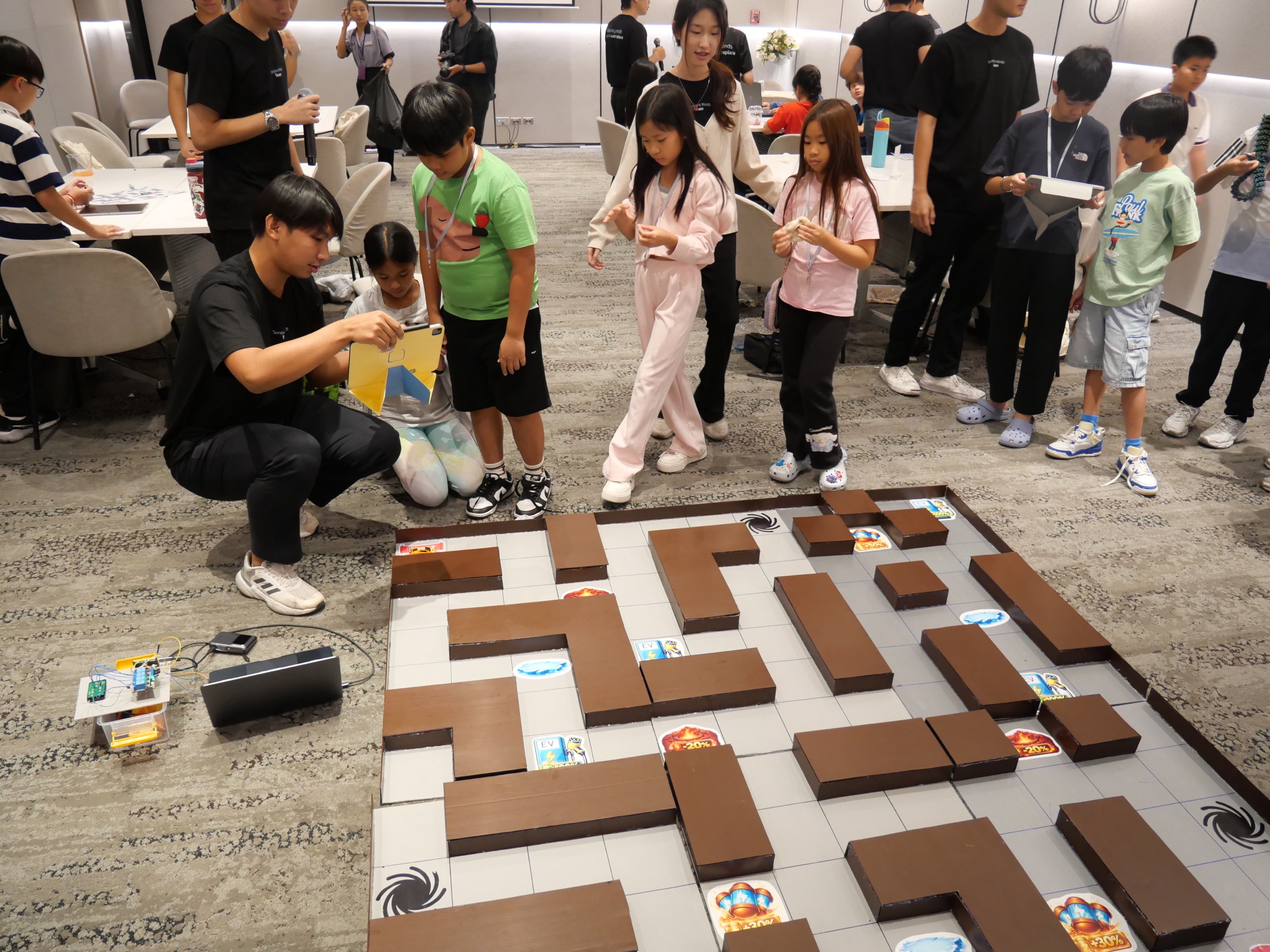 3D Maze Car Logic Challenge